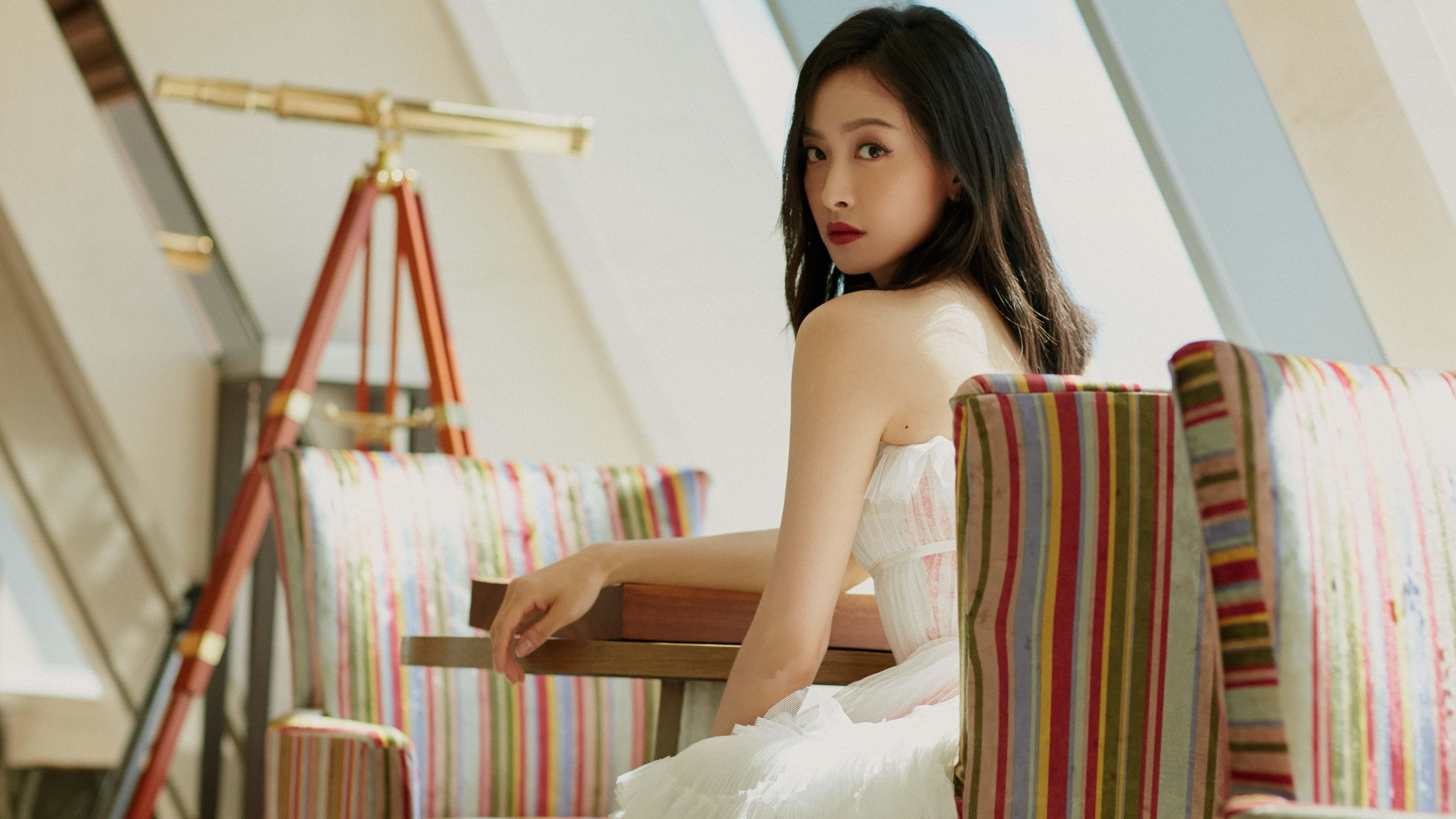 开云kaiyun-拜仁4-3险胜勒沃库森，莱万完成帽子戏法，拜仁莱万多夫斯基图片